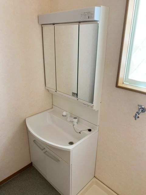 甲陽園本庄町戸建貸家の独立洗面台