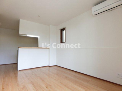 【居間・リビング】 | Ｆｒａｉｓ泉中央 | 角部屋で２面に窓があります。