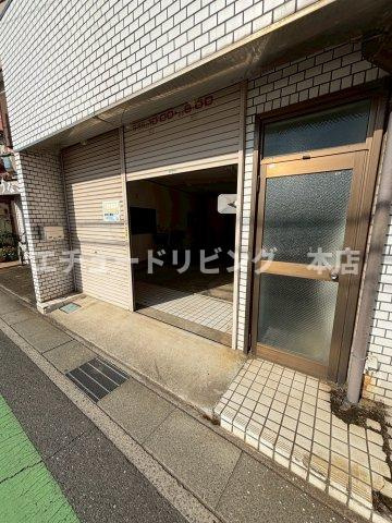 鶴瀬東住居付き店舗のエントランス