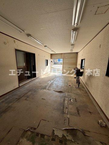 鶴瀬東住居付き店舗の駐車場