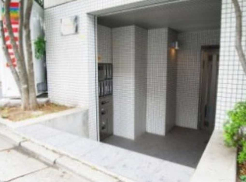 ル・リオン三軒茶屋　ペット飼育可　角部屋　オートロックのエントランス