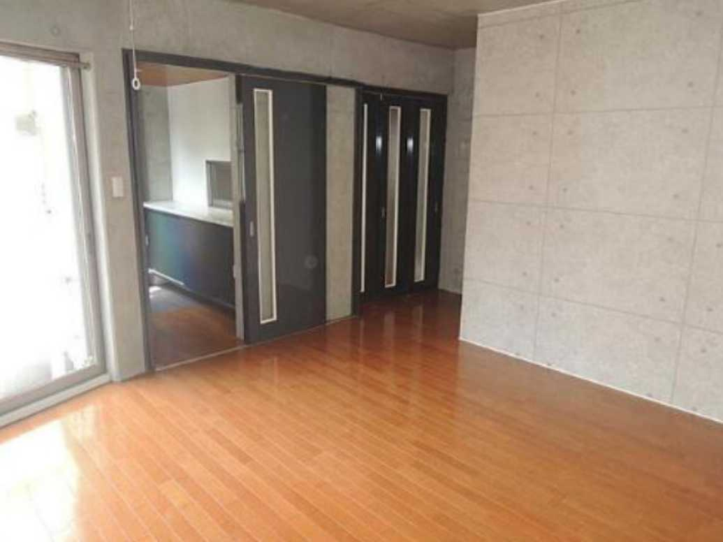 ル・リオン三軒茶屋　ペット飼育可　角部屋　オートロックの居間・リビング