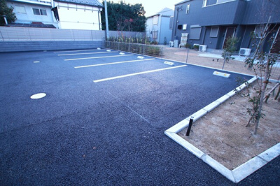 ★敷地内駐車場★（空き状況・使用料等詳細はご確認下さい）