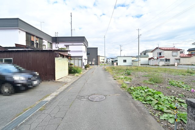 【前面道路含む現地写真】 | 黒石市幸町　土地　三方道路　