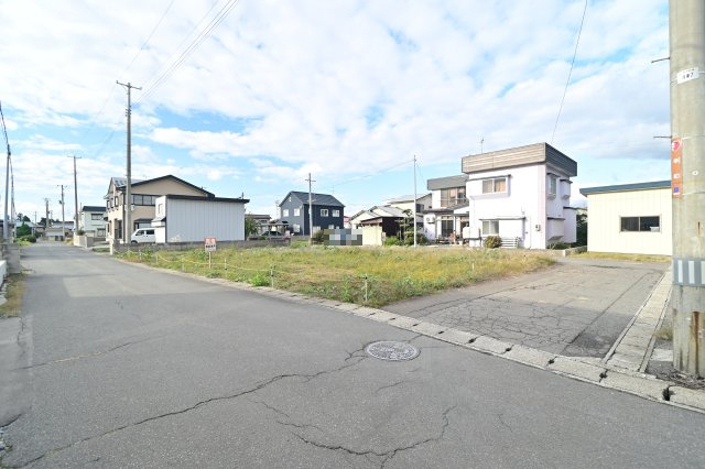 【前面道路含む現地写真】 | 黒石市幸町　土地　三方道路　