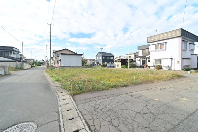 【前面道路含む現地写真】 | 黒石市幸町　土地　三方道路　