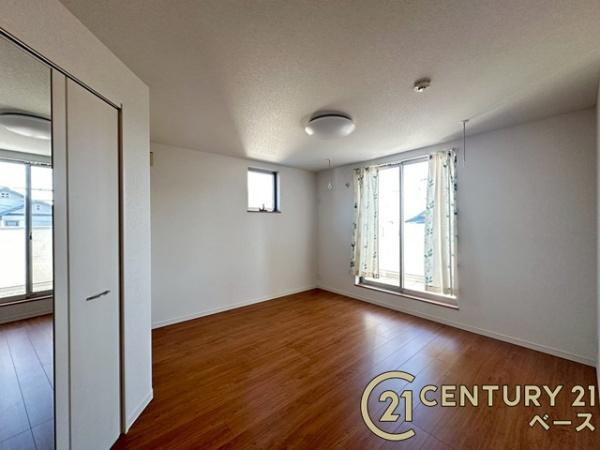 生駒郡三郷町勢野北５丁目　一戸建の寝室|■現地撮影写真■開放感のある広々した主寝室！他に洋室が２部屋ございます！