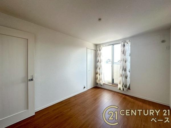 生駒郡三郷町勢野北５丁目　一戸建の洋室|■現地撮影写真■バルコニーに面した開放感のあるお部屋です！