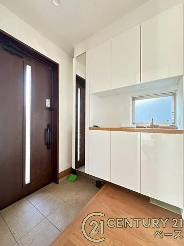 生駒郡三郷町勢野北５丁目　一戸建の玄関|■現地撮影写真■すっきりとした明るい玄関が家族やお客様を迎えてくれます！