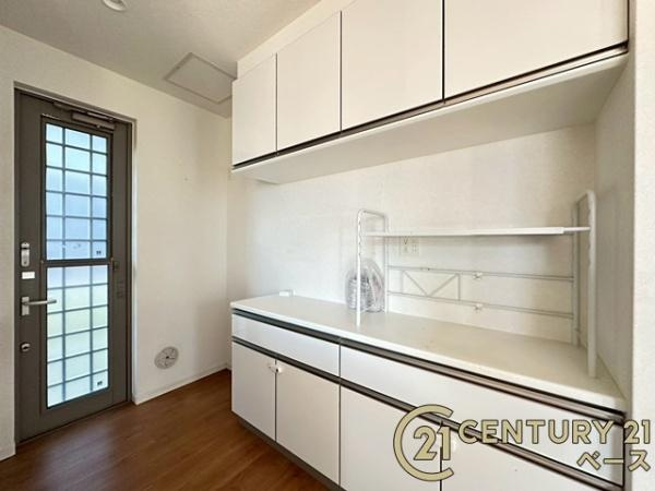 生駒郡三郷町勢野北５丁目　一戸建の収納|■現地撮影写真■キッチン後ろにはスッキリ片付くカップボードを完備！