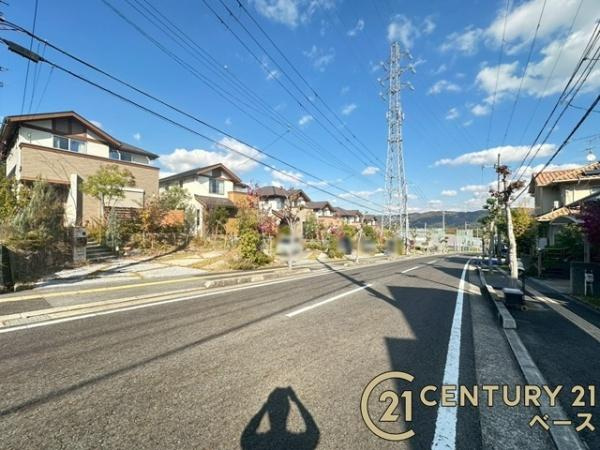 生駒郡三郷町勢野北５丁目　一戸建の前面道路含む現地写真|■現地撮影写真■敷地と道路の高低差が少なく駐車もスムーズです！