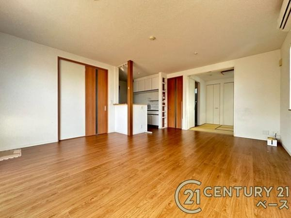 生駒郡三郷町勢野北５丁目　一戸建の居間・リビング|■現地撮影写真■隣接する和室と行き来ができる家族団欒も快適なリビングです！