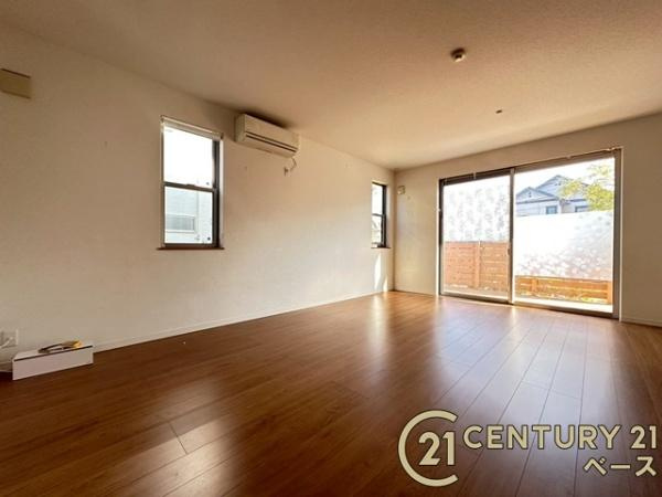 生駒郡三郷町勢野北５丁目　一戸建の居間・リビング|■現地撮影写真■南向きの大きな窓から柔らかい光が射し込みます。