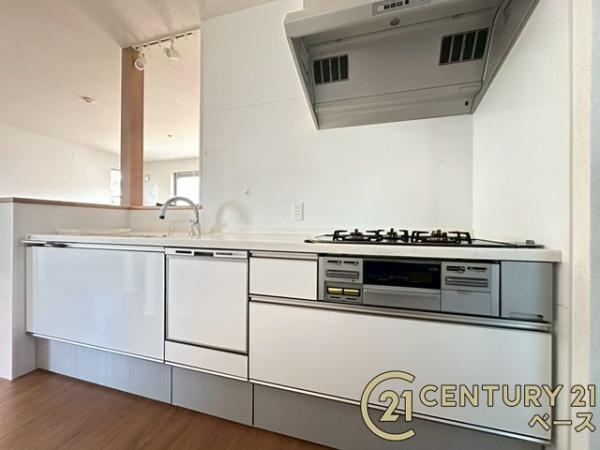 生駒郡三郷町勢野北５丁目　一戸建のキッチン|■現地撮影写真■収納力と使いやすさを追求したシステムキッチンです！食洗機付きで毎日の洗い物も楽々！