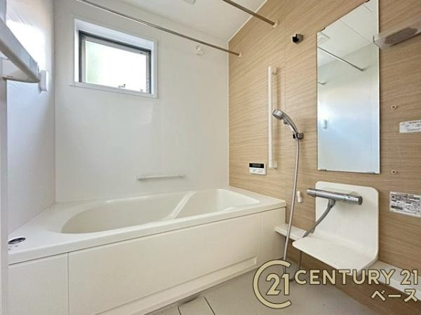 生駒郡三郷町勢野北５丁目　一戸建の浴室|■現地撮影写真■浴室暖房乾燥機を完備！ゆったりした浴槽での入浴は疲れも癒してくれます！