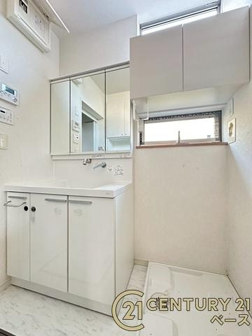 生駒郡三郷町勢野北５丁目　一戸建の独立洗面台|■現地撮影写真■三面鏡タイプのミラーキャビネット！収納スペースも豊富です！