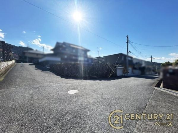 桜井市朝倉台西２丁目の売地の前面道路含む現地写真|前面道路約６ｍでお車の出し入れも楽々！