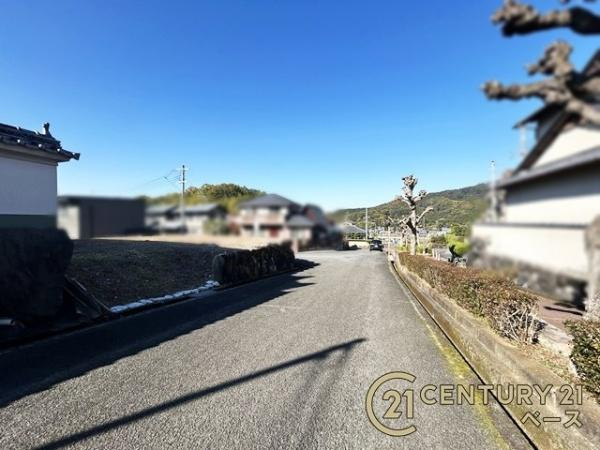 桜井市朝倉台西２丁目の売地の前面道路含む現地写真|緑豊かな気持ちの良い住環境！