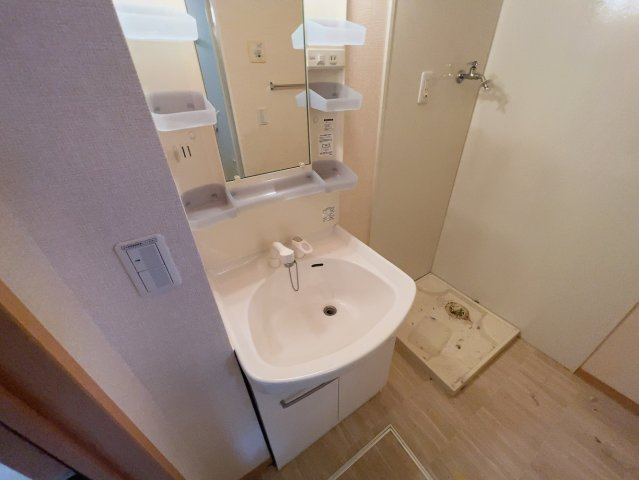 カンパーレ Aの独立洗面台|別部屋同一間取りのお写真となります。