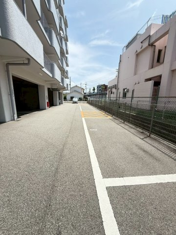 サンクレール本多聞の駐車場