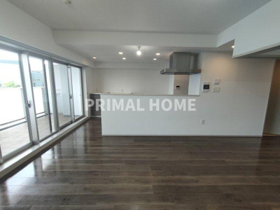 【居間・リビング】 | クリオレジダンス横濱ベイサイド | キッチン作業をしながら会話も楽しめるオープンなキッチンです。