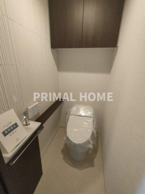 【トイレ】 | クリオレジダンス横濱ベイサイド | 上部棚付きの、手洗い水栓付きのお手洗いです。