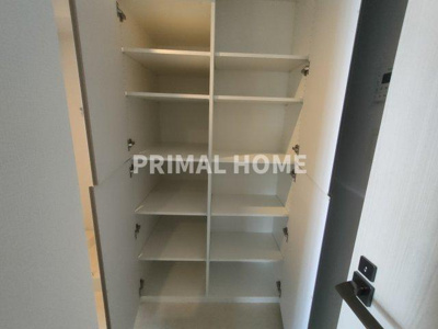 【収納】 | クリオレジダンス横濱ベイサイド | タオル、洗剤などたくさんしまえるリネン庫です。