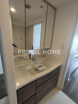 【独立洗面台】 | クリオレジダンス横濱ベイサイド | 収納もたっぷりの独立洗面台です。