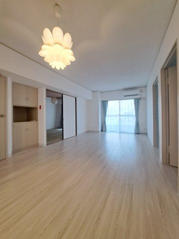 【居間・リビング】 | ハイツエバグリーン津田沼2号棟 | ゆったり過ごせるリビングです