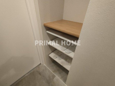 【玄関】 | シティウインズ東神奈川 | 飾り棚付きのスリッパラックです。