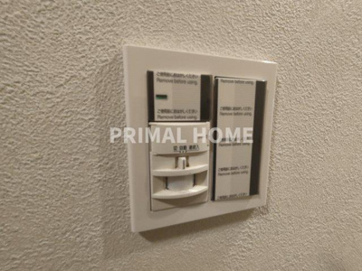 【その他】 | シティウインズ東神奈川 | 玄関のスイッチパネルです。センサーライト付きです。