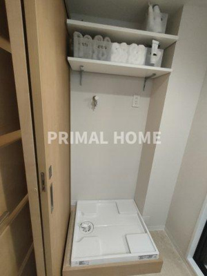 【ランドリースペース】 | シティウインズ東神奈川 | 上部棚付きの、洗濯機置き場です。