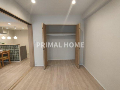 【洋室】 | シティウインズ東神奈川 | リビング隣の居室です。大型クローゼット付きです。