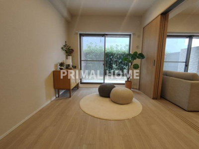 【洋室】 | シティウインズ東神奈川 | スライドドアを開放して使えば、リビングがより広く使えます。