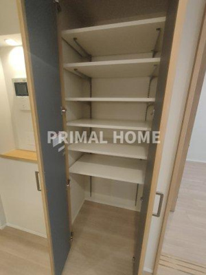 【収納】 | シティウインズ東神奈川 | パントリーとしても使える、リビング収納です。
