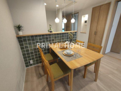 【キッチン】 | シティウインズ東神奈川 | 腰壁が素敵なキッチンカウンターが、いいアクセントです。