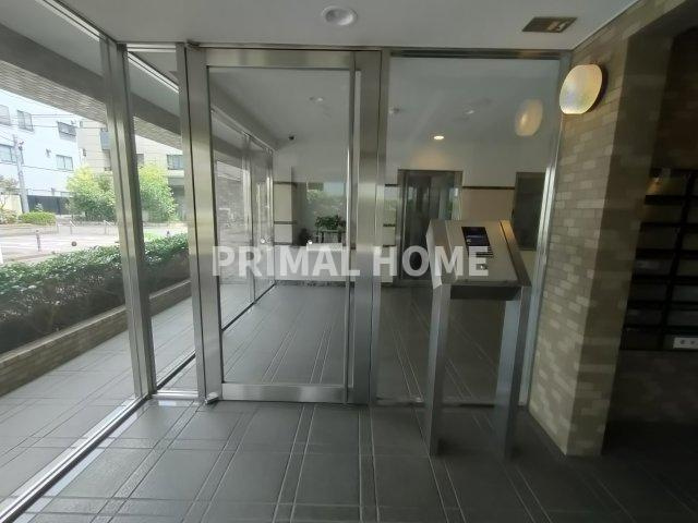 【エントランス】 | シティウインズ東神奈川 | 居住者以外の侵入を防ぐ、オートロックがございます。