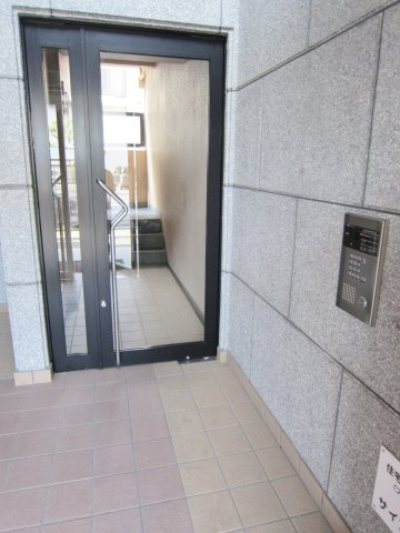 サイプレスビルのエントランス