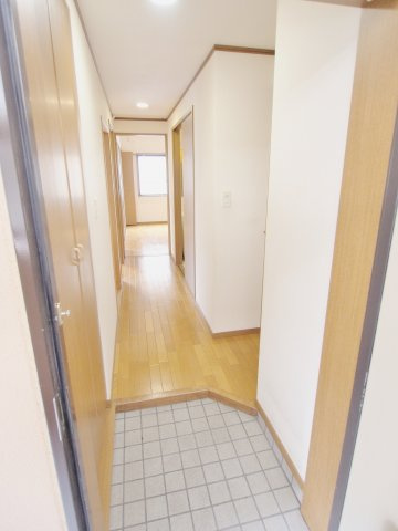 サイプレスビルの玄関