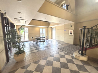 【エントランス】 | 豪華な仕様のエントランスです。
テーブルもあるので憩いの場としてもGOOD！！