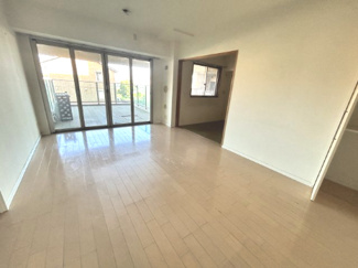 【居間・リビング】 | グランシティ八千代緑が丘 | 忙しい朝でも、しっかり家族が揃って食事をして頂けるゆとりある大きさのダイニングスペース♪♪