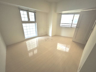 【洋室】 | グランシティ八千代緑が丘 | ゆったりと安らげる洋室。寝室のゆとりが大きい分だけ、暮らしの安らぎは深まります。疲れを癒すだけでなく、ご夫婦の親密な語らいを紡ぎ出します。居心地がよく快適に過ごせる寝室の空間づくりにこだわりましょう。