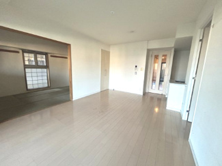 【居間・リビング】 | グランシティ八千代緑が丘 | 広いＬＤＫでは家族が集まり一緒の時間を過ごせる工夫がされております！一日の中で多くの時間を過すことになるLDだからこそ、いつも穏やかな空間であることが必然。笑い声や会話は一生の宝物になりそうです！！