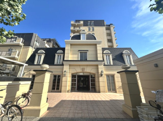 【外観】 | 忙しく過ぎゆく日常を置き去るほど、ゆったりした時間が流れる住環境♪♪『快適』は「家」と「街」と「環境」が調和した時に訪れるだと改めて感じさせてくれます。時間の経過と共に味わいが出る素敵な空間へ！！