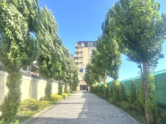 【外観】 | 贅を尽くしたファサードが映えるこのマンションは、洗練された美学と気品を兼ね備えています。