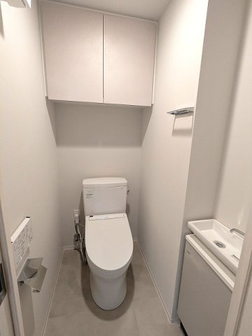 LEFOND PROGRES田原町のトイレ|手洗い付温水洗浄便座、ペーパーホルダーの上にスマホストレージ付きです