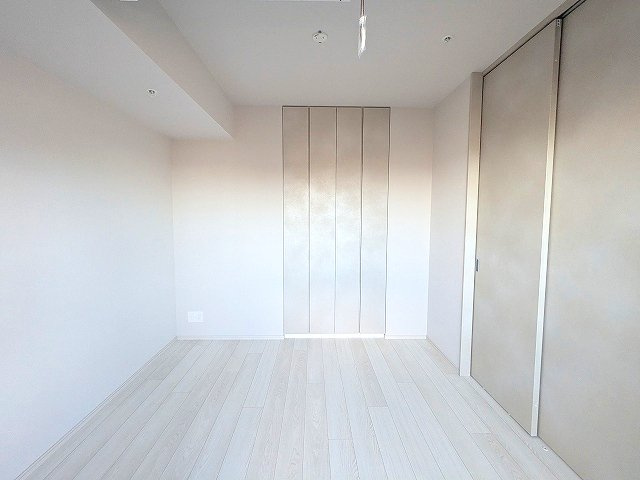 LEFOND PROGRES田原町の設備|5.5帖洋室、バルコニーに面した明るい室内、14Fスカイツリー隅田川花火見えます、エアコン・クローゼット、取り外し可能な室内物干し設備