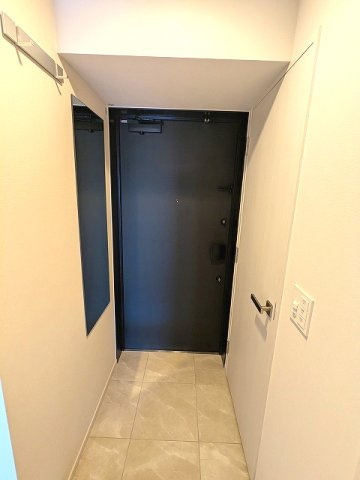 LEFOND PROGRES田原町の設備|ディンプルキーのダブルロックセキュリティ、姿見鏡付、コートフック付、人感センサー付き玄関ライト、14,15Fはプレミアルーム：玄関,キッチン洗面台の天板が大理石、ハイクラスの建具等