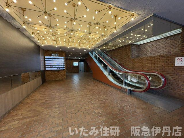 ボントンビルのロビー|ビル内のロビーです（エスカレーターとエレベーターがございます）