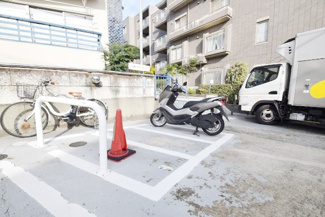 【駐車場】 | バイク置き場。空き区画の有無や駐輪料金、サイズおよび排気量規定などについては、改めてお問い合わせください。～即日のご見学可能～　お問合せはお気軽にどうぞ。